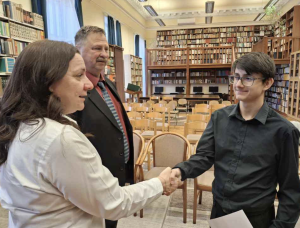 premia el talento joven